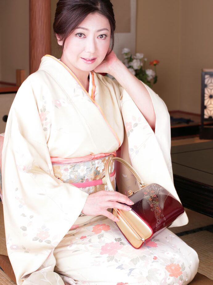 P Japanese Lady Ayano Murasaki Receives A Facial While Posing In Her