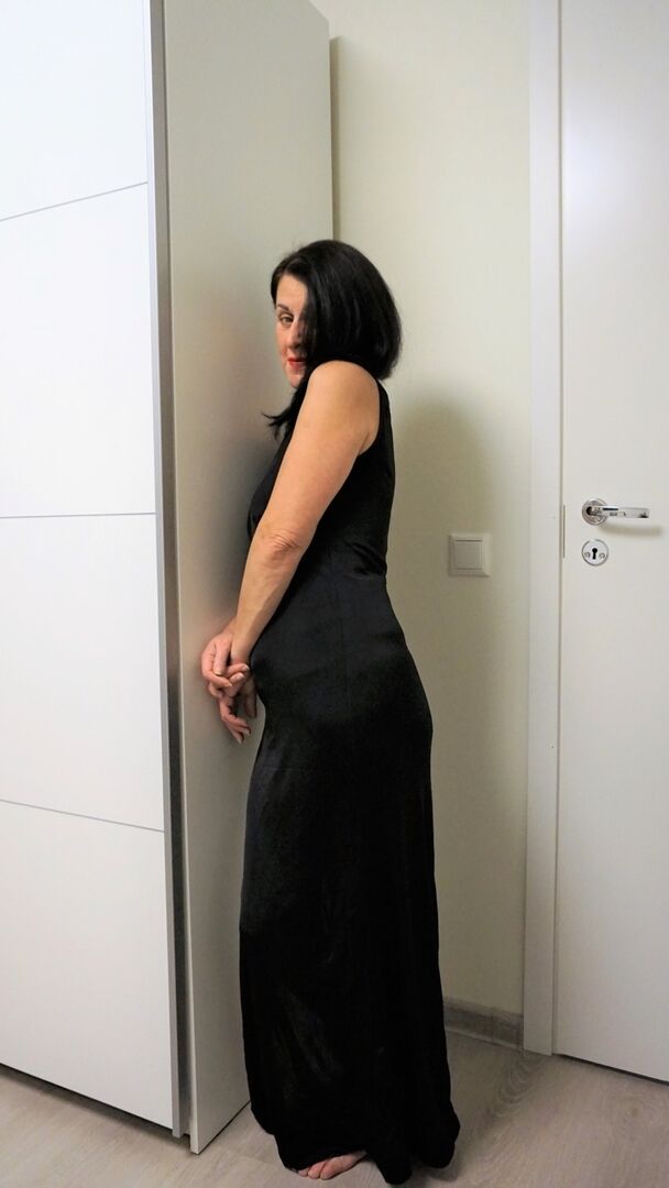 16P Dark-haired amateur Diana Ananta hitches up a long dress to expose her vagina