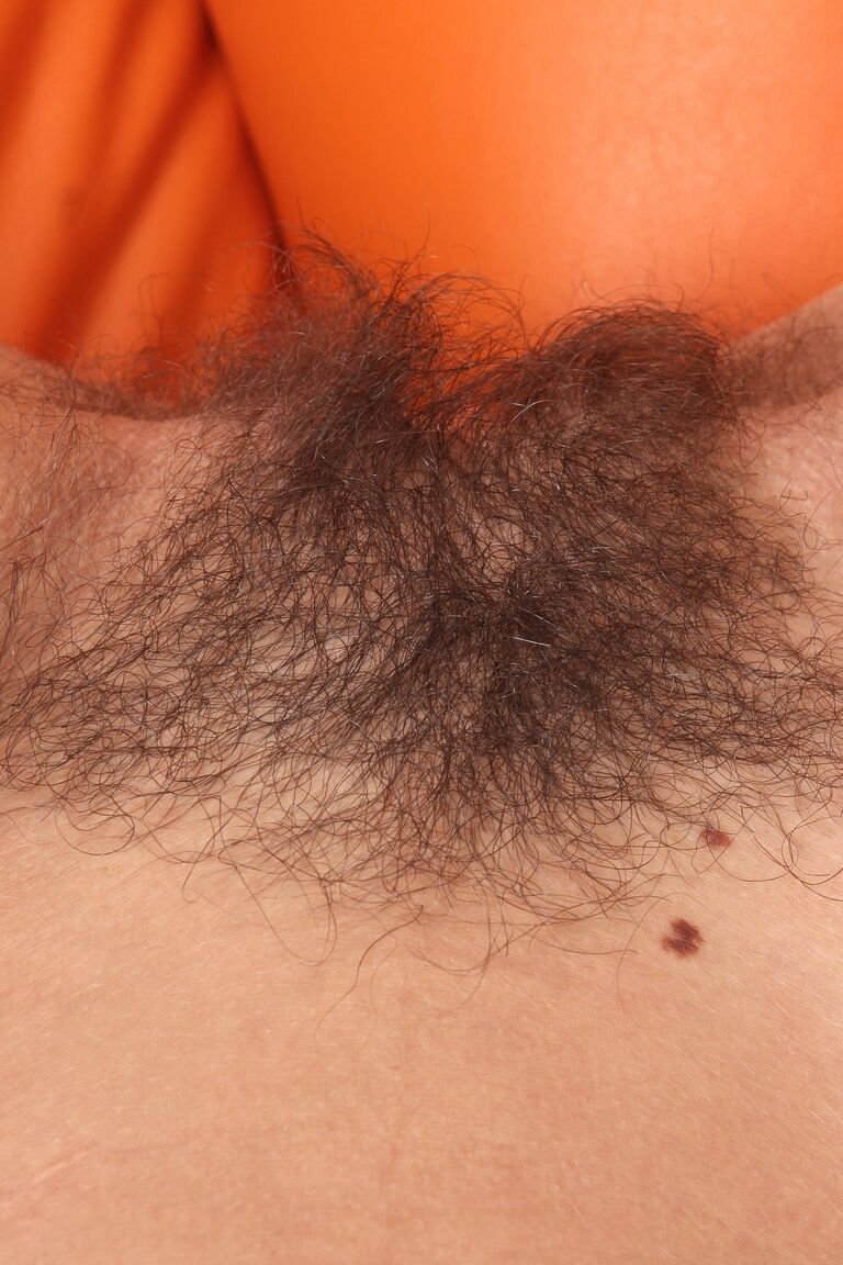 18P La sexy seductora Marcia abre los labios de su coño peludo para provocar