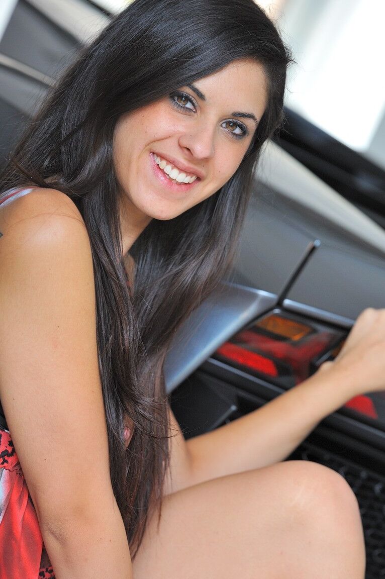 21P A modelo de carro gostosa Lilly tira seu vestido longo