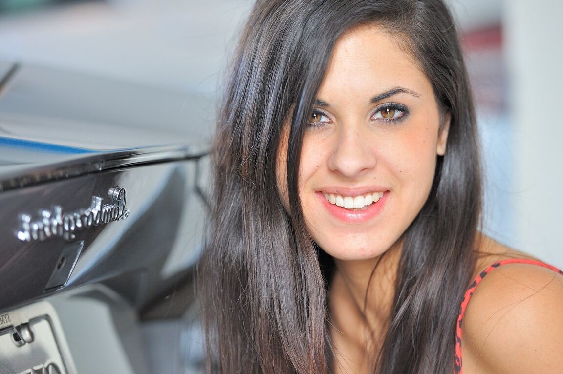 21P A modelo de carro gostosa Lilly tira seu vestido longo