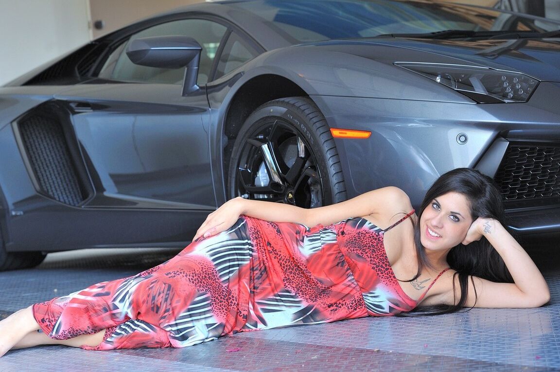 21P A modelo de carro gostosa Lilly tira seu vestido longo