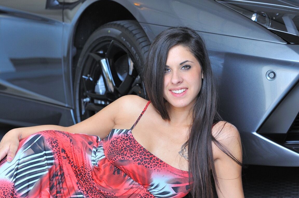 21P A modelo de carro gostosa Lilly tira seu vestido longo
