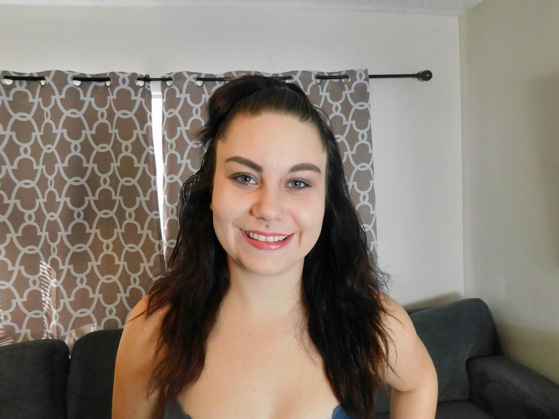 12P La joven amateur Jessica besa con la lengua a un anciano antes de darle sexo oral