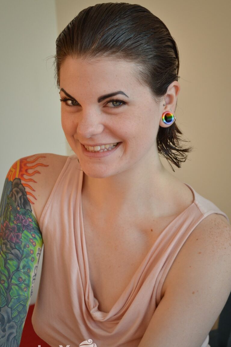 15P Tattooed amateur Liss Kiss plays with her trimmed pussy after getting naked