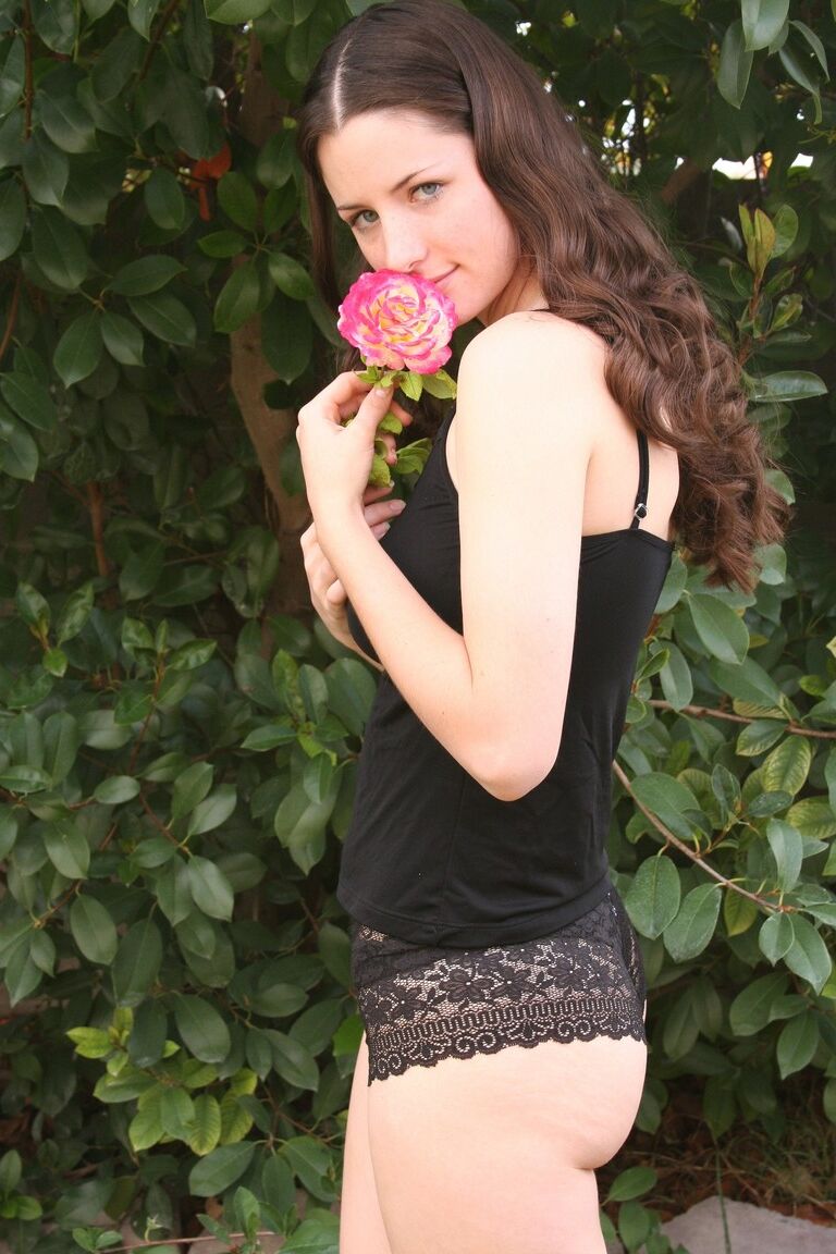 15P A adolescente amadora sexy Serenity Reese gosta de colher flores em sua lingerie gostosa