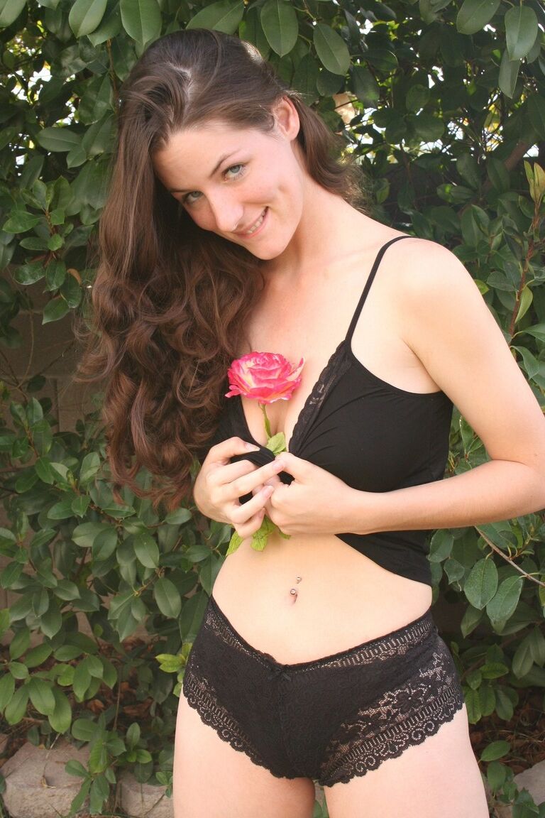 15P A adolescente amadora sexy Serenity Reese gosta de colher flores em sua lingerie gostosa