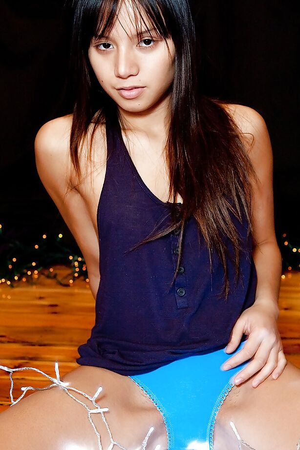 16P Exotisches Teenie-Babe Silvie zeigt ihre perfekte nackte Figur