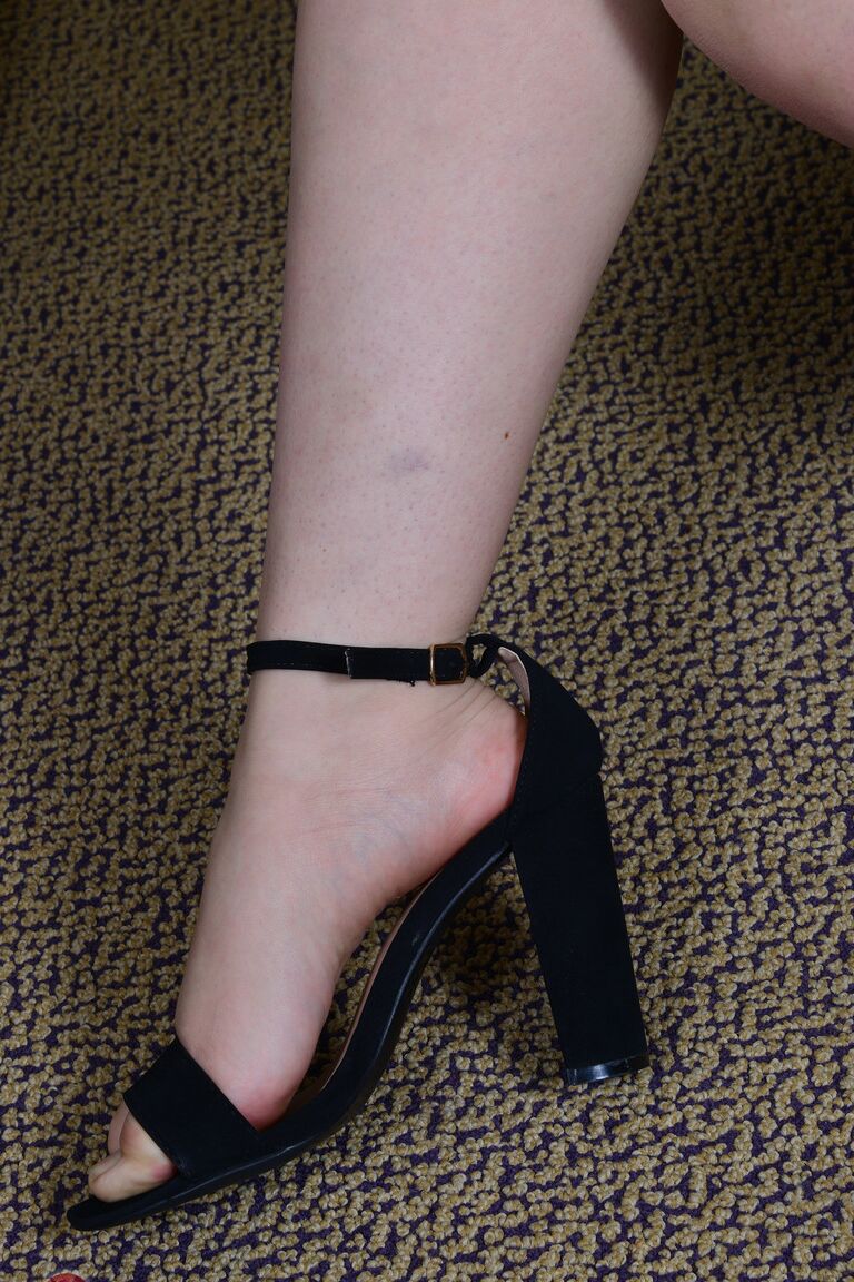 21P La belleza exótica Luna Lust se lame los dedos de los pies sexys
