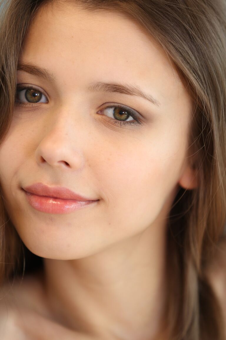 21P Mila Azul, une jeune ukrainienne mince, révèle ses seins incroyables et sa chatte savoureuse