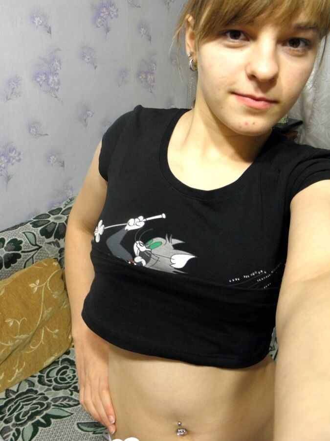21P Adolescente gostosa com seios naturais se despe e tira selfies caseiras sensuais