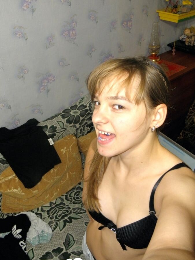21P Adolescente gostosa com seios naturais se despe e tira selfies caseiras sensuais