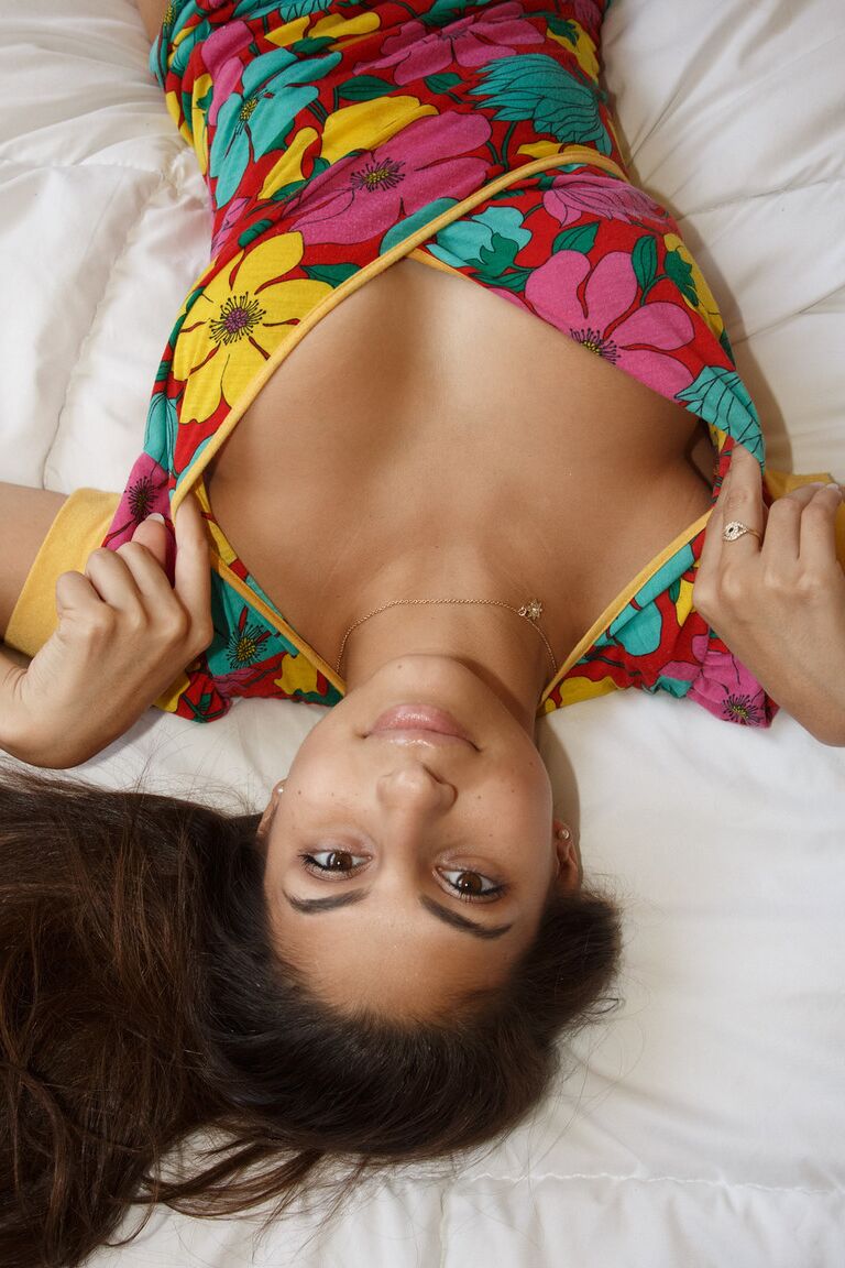 11P Nina North, petite amie adolescente mignonne, exhibe de beaux seins et pose sur le lit.