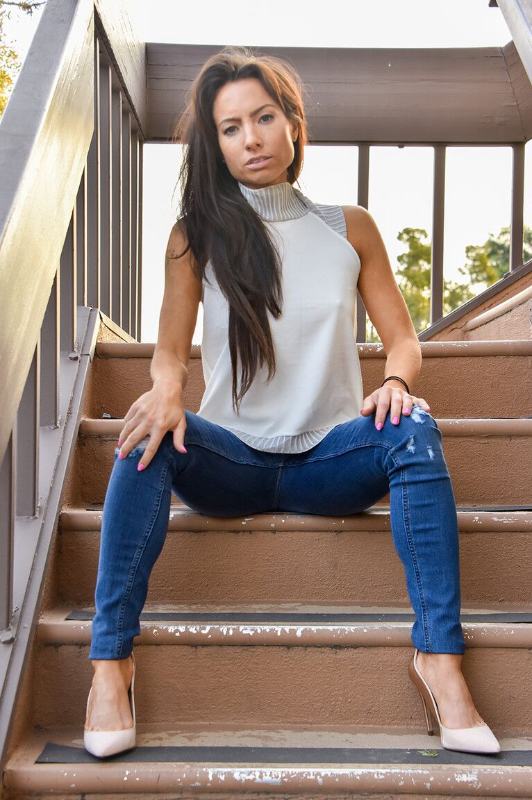 20P Hot MILF Portia gewährt aufregende Ausblicke auf ihre sexy Titten