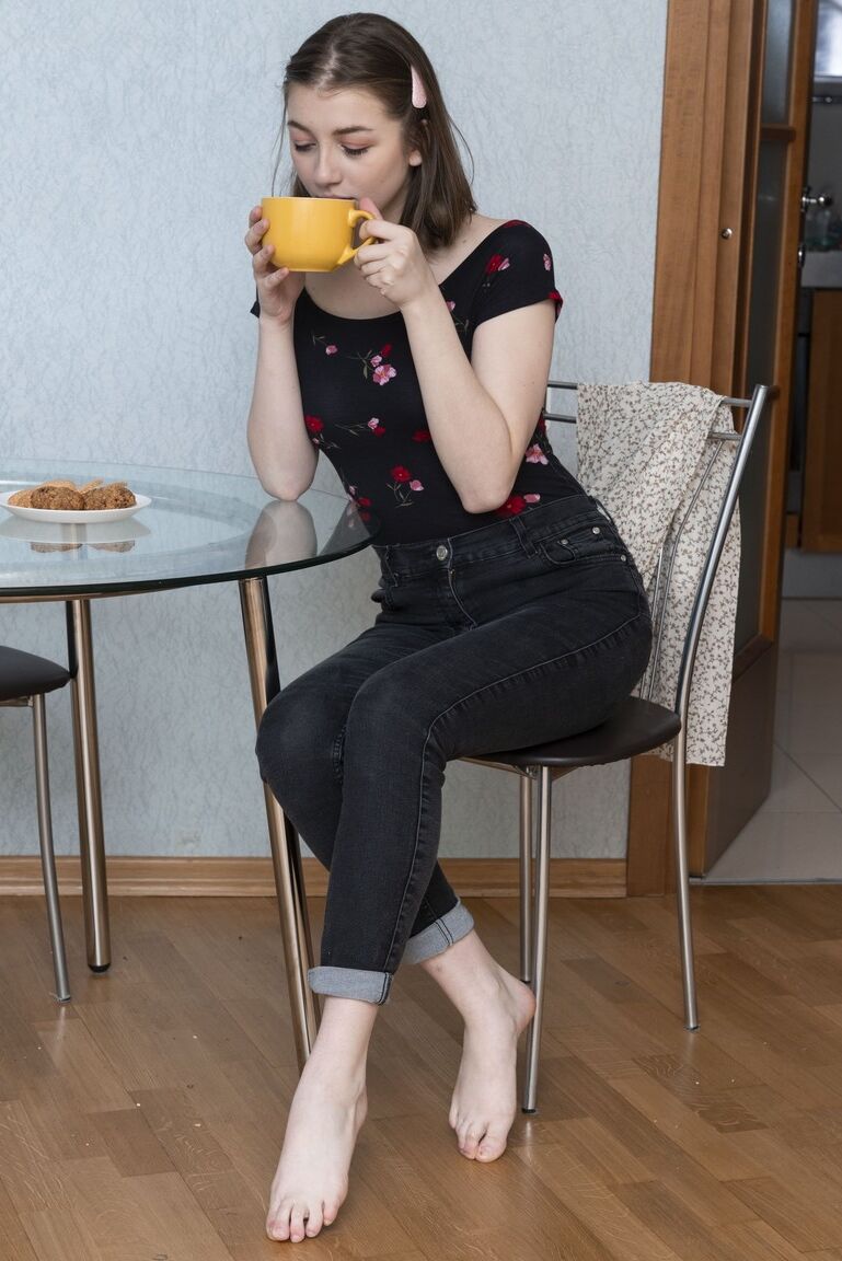 21P Das brünette Mädchen Eliza Thorn enthüllt in einem Solo ihre buschigen Achselhöhlen und ihren Schritt