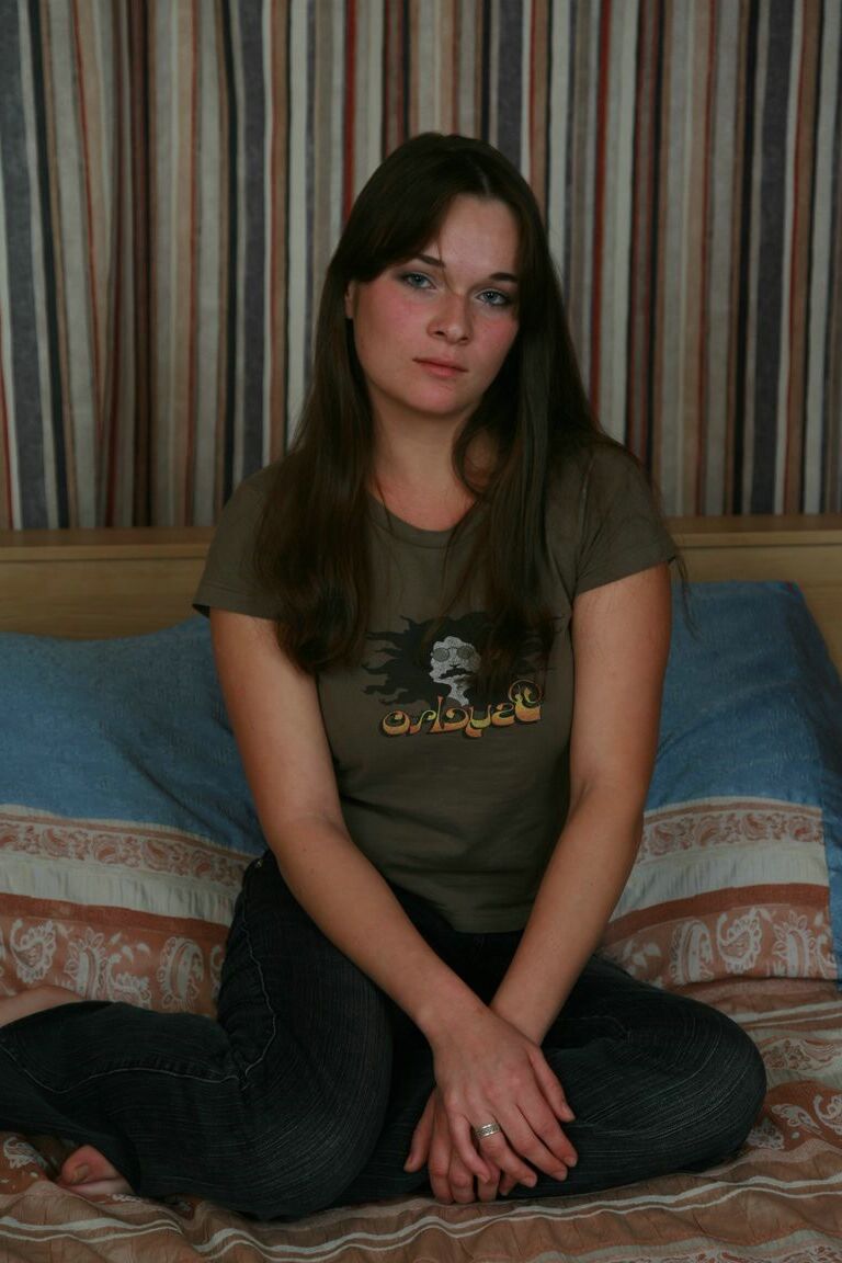 15P Une adolescente débutante libère son grand corps de ses vêtements sur son lit