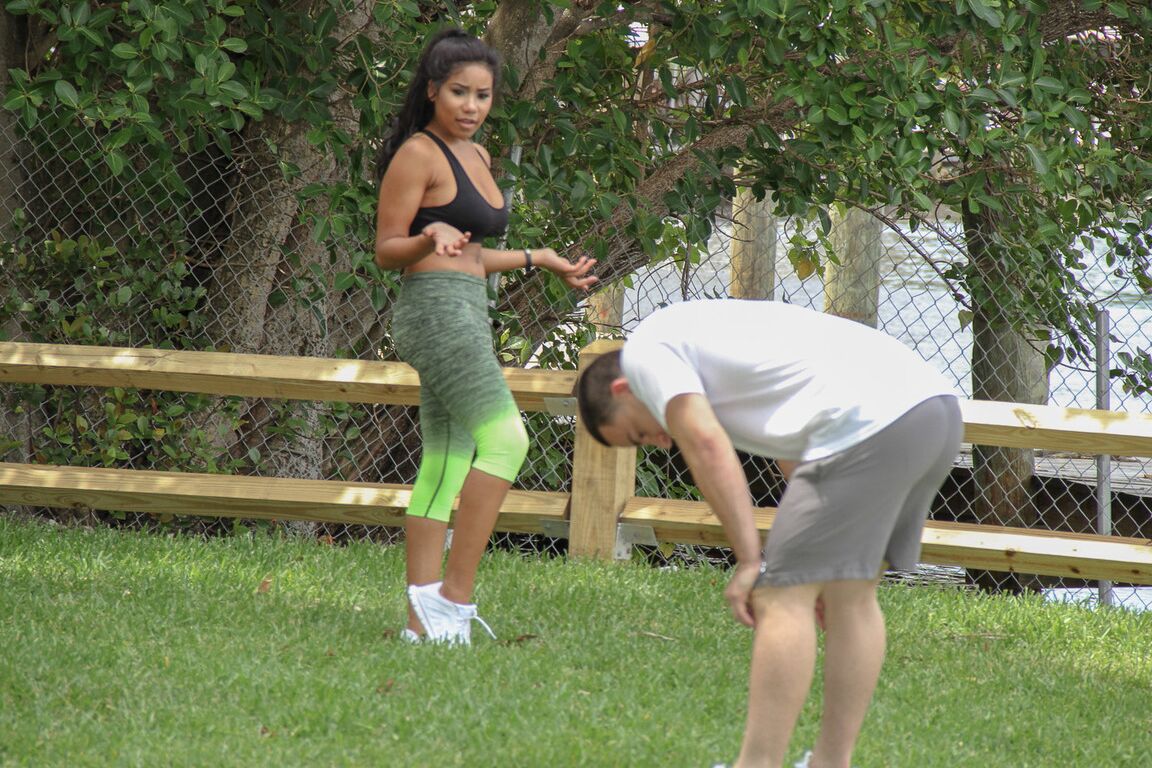 18P La sexy y seductora adolescente de ébano Jenna Foxx recibe crema en las tetas después de una explosión de entrenamiento
