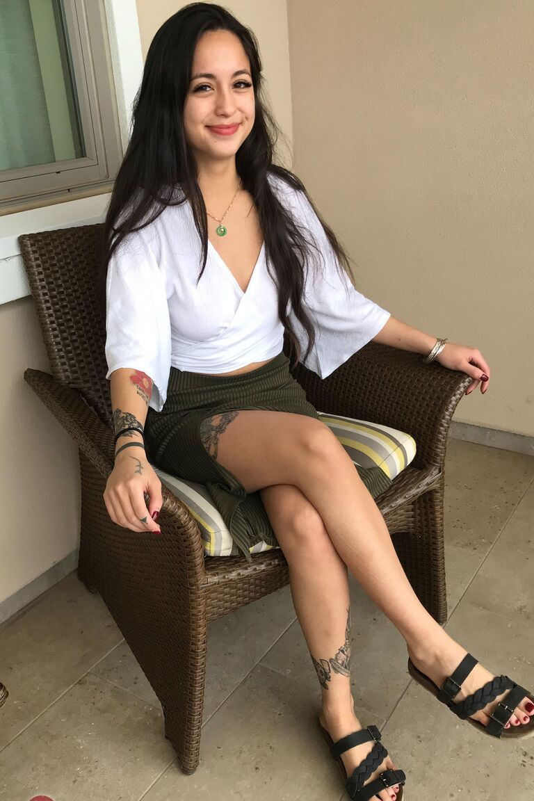 21P Amadora asiática Mi Ha Doan expõe seu corpo e exibe seu arbusto ao ar livre