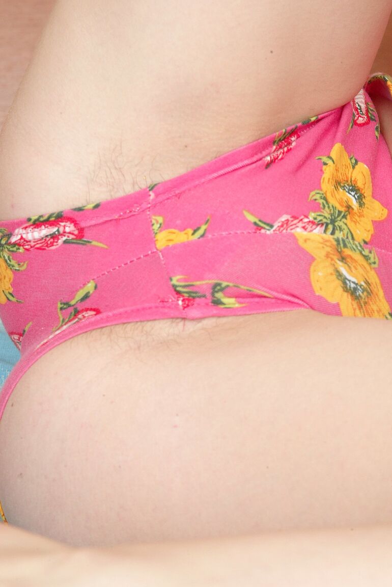 20P Sexy adolescente amadora Alexandra enfia sua buceta peluda e apertada com um vibrador de perto