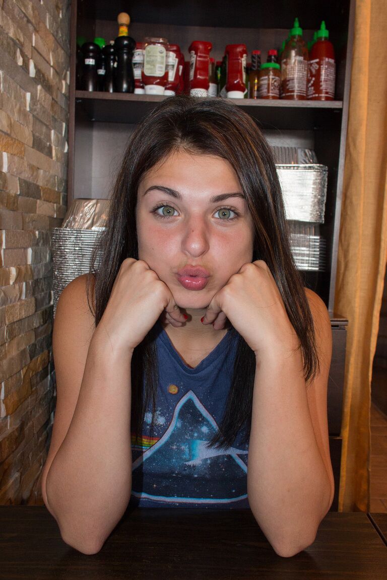 11P A adolescente Leah Gotti mostra um seio depois de posar sem nudez em jeans rasgados