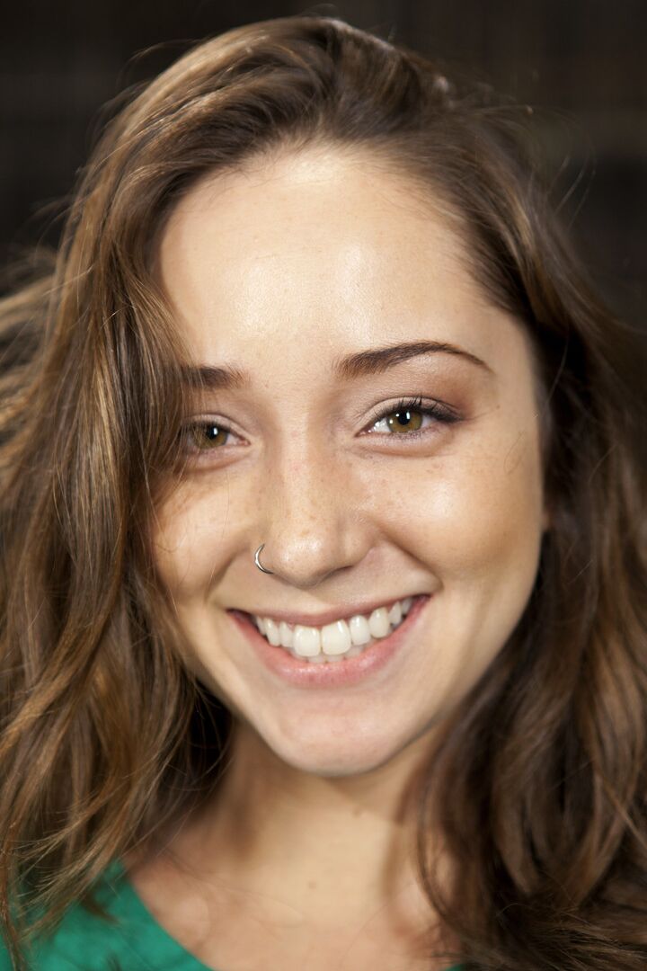 20P Der kleine Teenager Remy LaCroix zieht langsam ihren Rock aus und streckt ihre Arschbacken