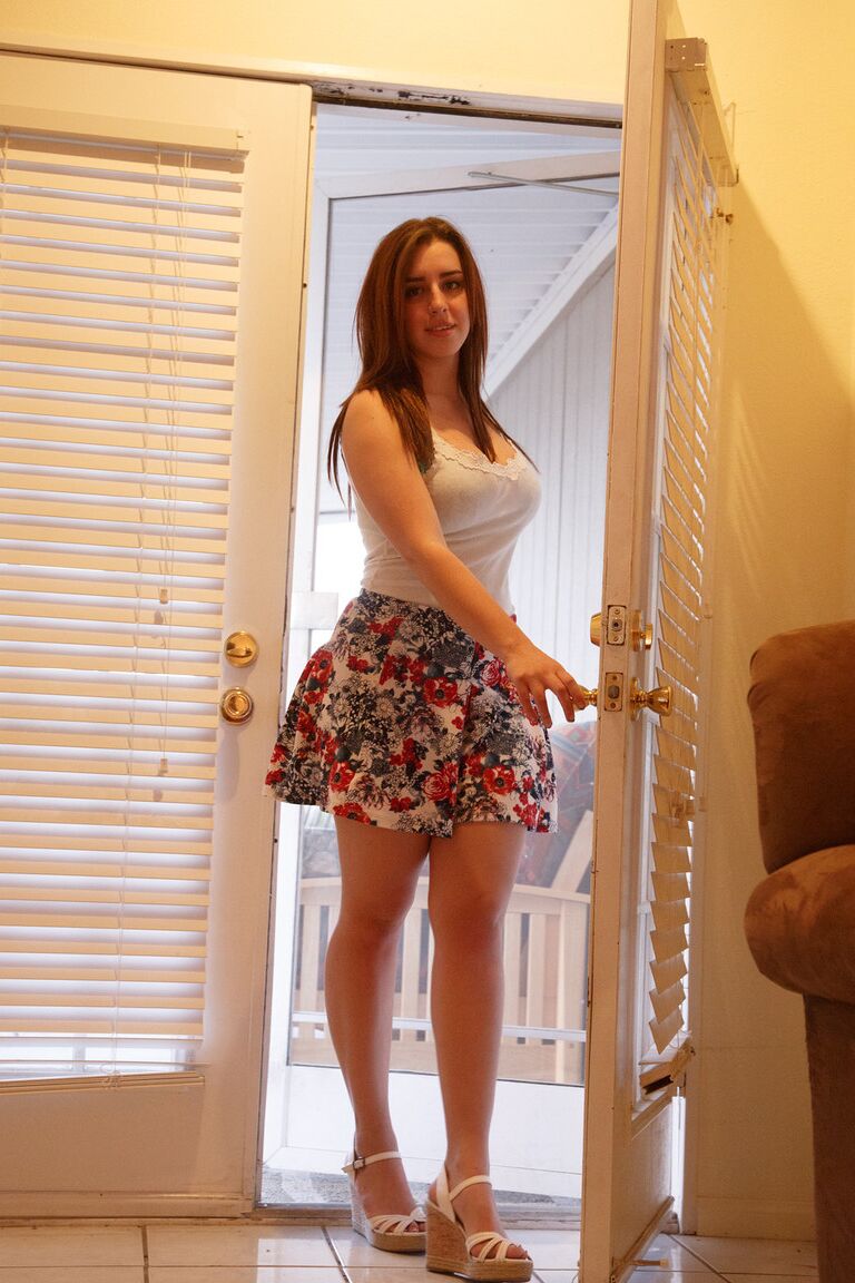 11P La vecina amateur Lanie Morgan enseña el culo y se masturba antes de ducharse