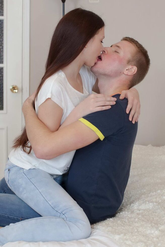 15P Linda adolescente morena geme de prazer com um grande pau na bunda