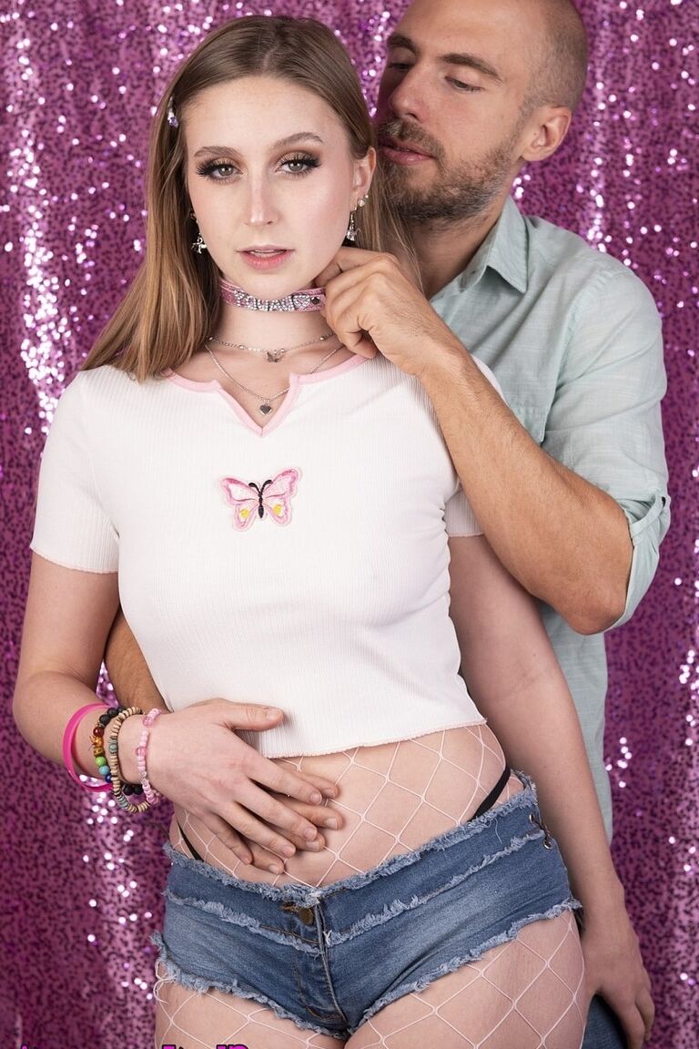21P Petite adolescente Laney Gray fode um pau duro como pedra em sua meia-calça arrastão