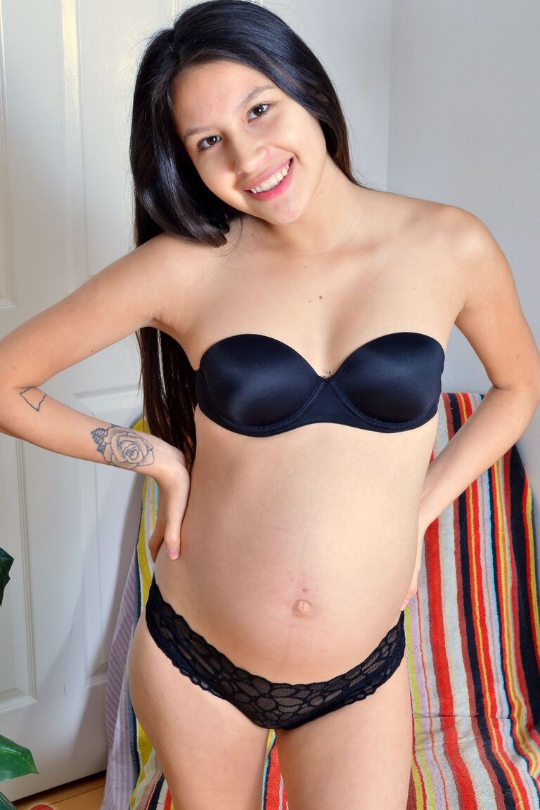 17P A adolescente asiática Zaya Cassidy mostra sua buceta rosa em closes extremos