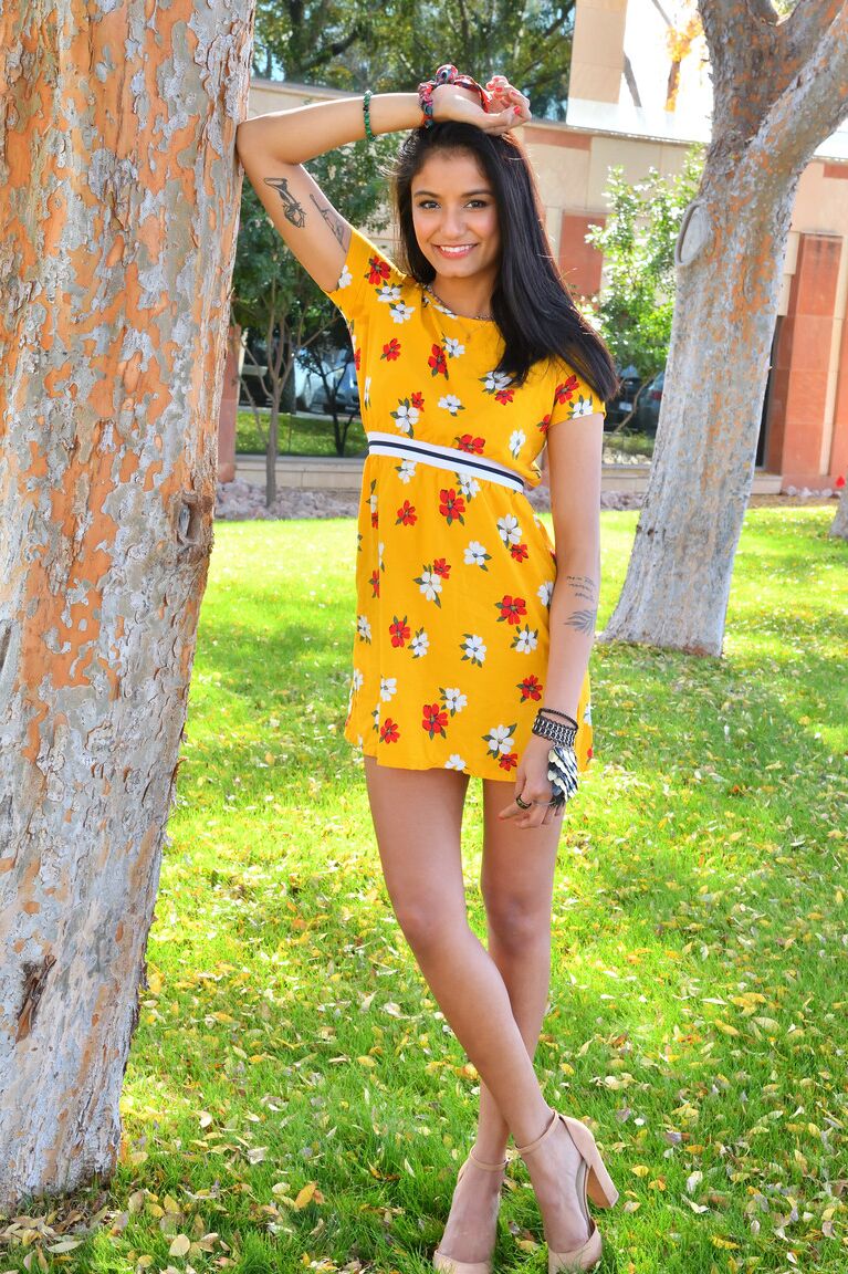 21P Babe Viva muestra su coño caliente en público mientras posa con su vestido de verano