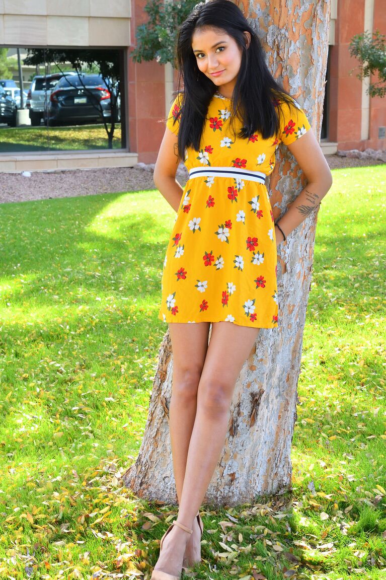 21P Babe Viva muestra su coño caliente en público mientras posa con su vestido de verano