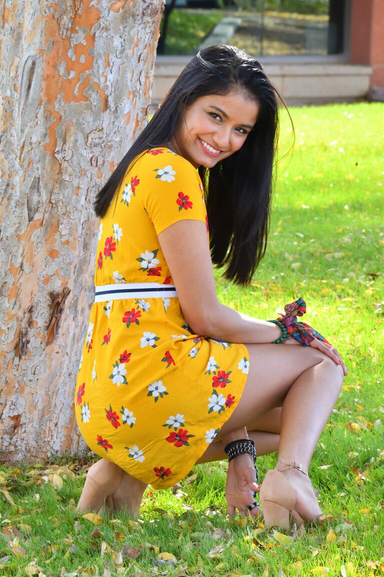 21P Babe Viva muestra su coño caliente en público mientras posa con su vestido de verano