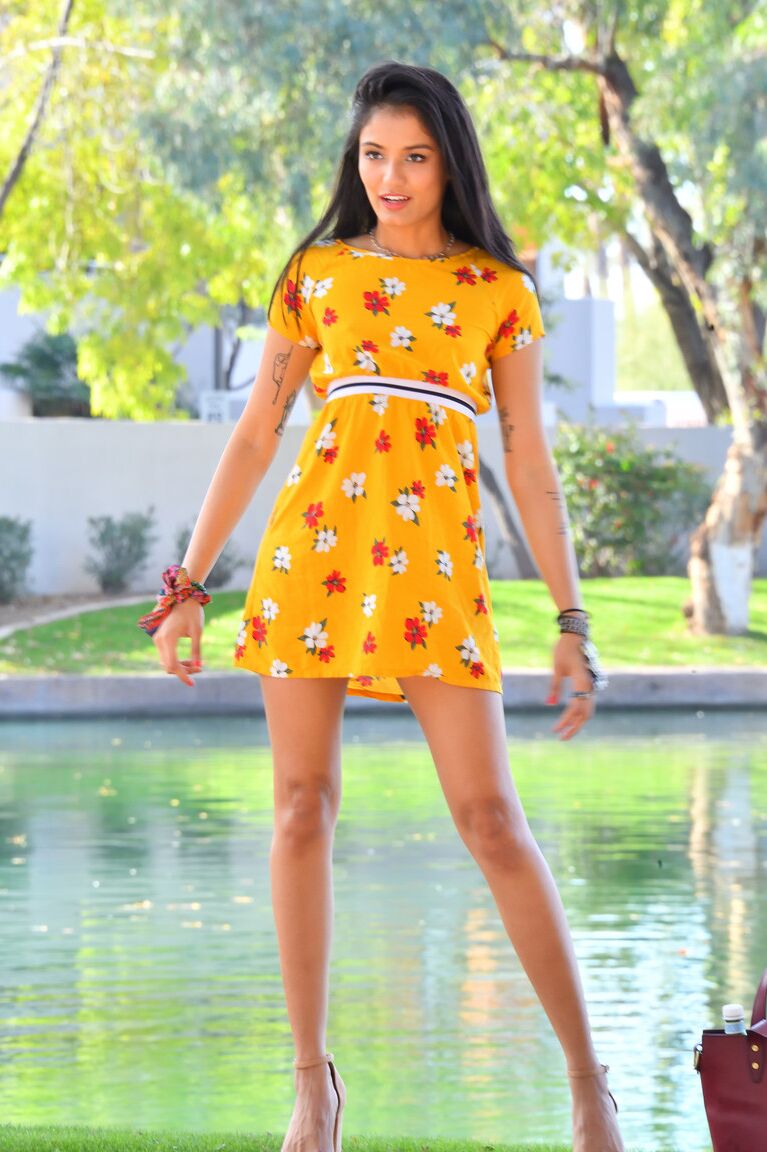 21P Babe Viva muestra su coño caliente en público mientras posa con su vestido de verano
