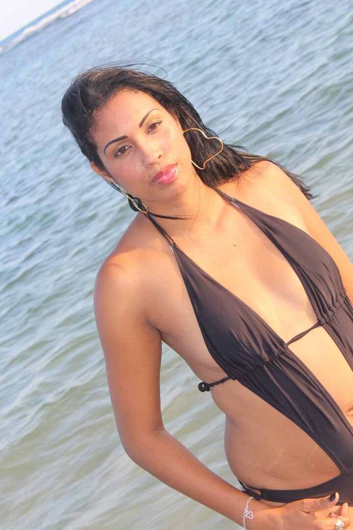 15P latina amateur marlen se quita las gafas de sol en bañador