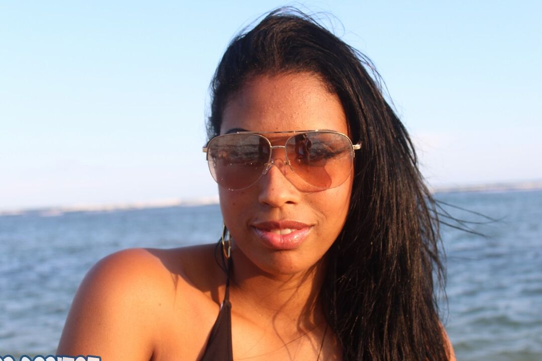 15P latina amateur marlen se quita las gafas de sol en bañador
