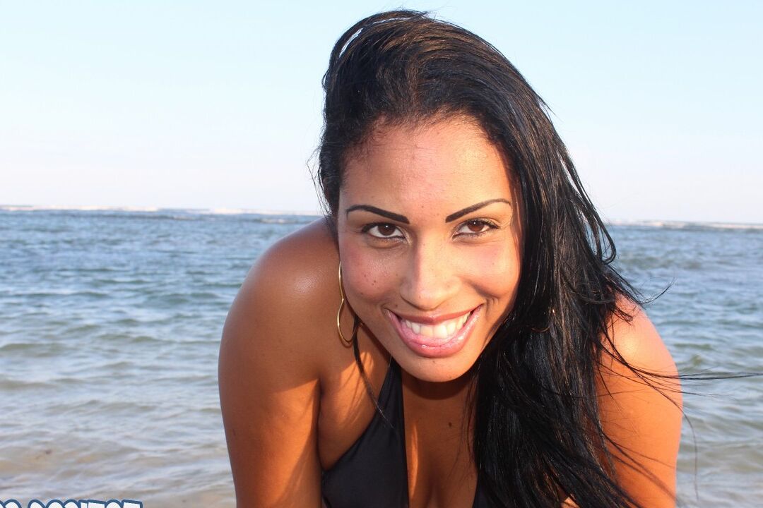15P latina amateur marlen se quita las gafas de sol en bañador