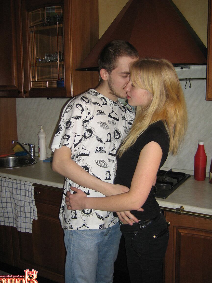 21P La novia amateur Abba es follada en varias posiciones sexuales en la cocina