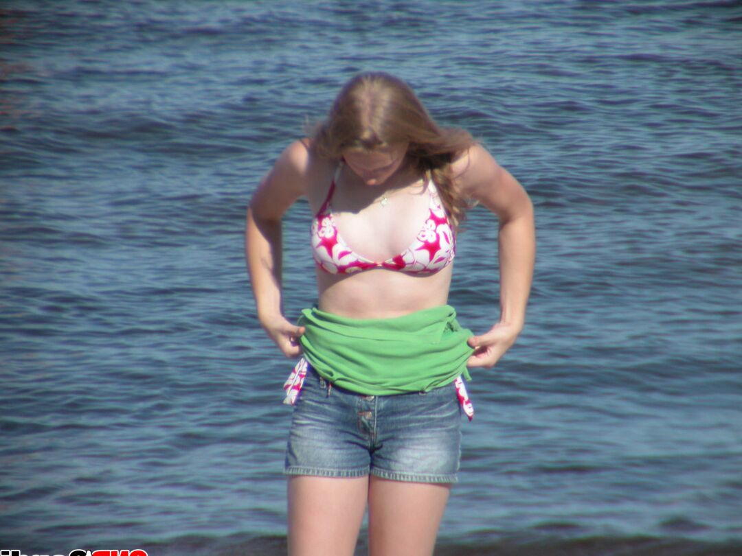 12P ビキニ姿でビーチにいる巨乳女子の率直な写真