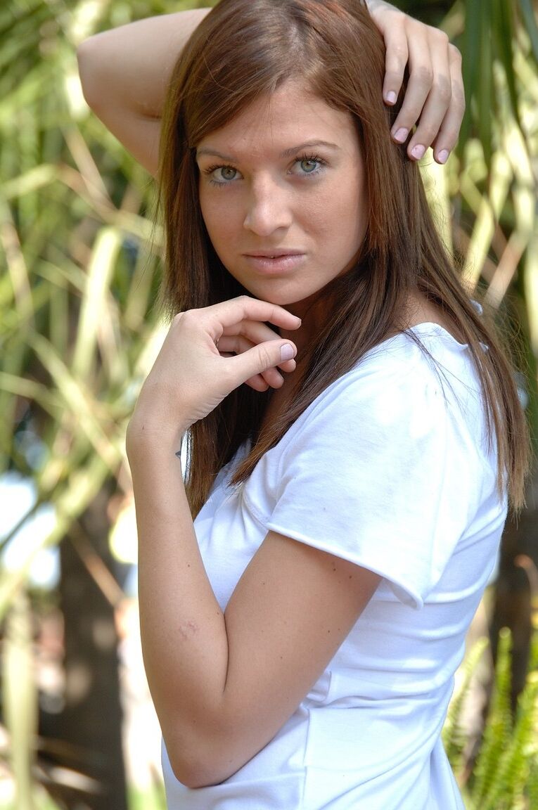 21P Gabby, une adolescente aux yeux bleus, expose ses superbes juggs et pose avec un jouet dans la chatte