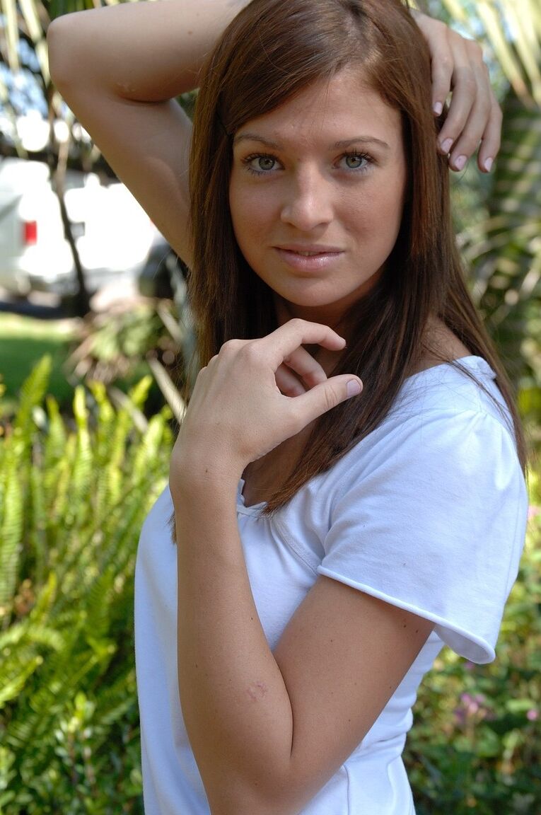 21P Gabby, une adolescente aux yeux bleus, expose ses superbes juggs et pose avec un jouet dans la chatte
