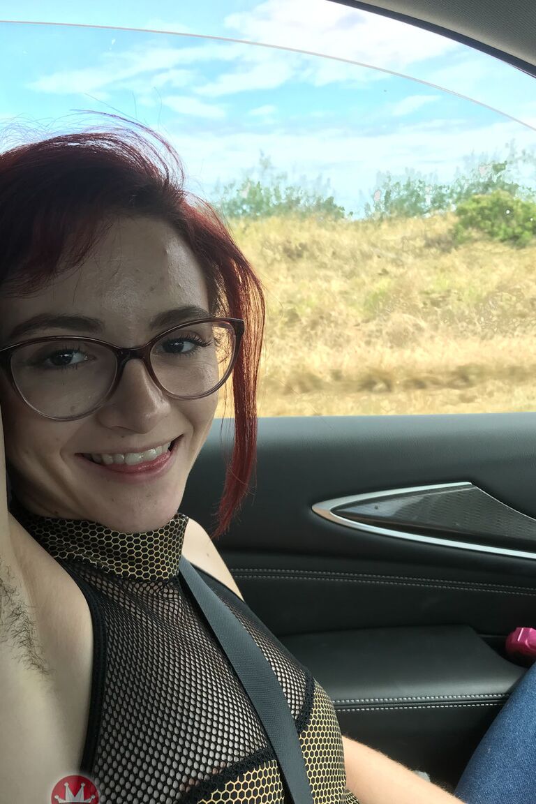 21P La joven pelirroja con gafas Lola Fae presenta su pequeño cuerpo al aire libre