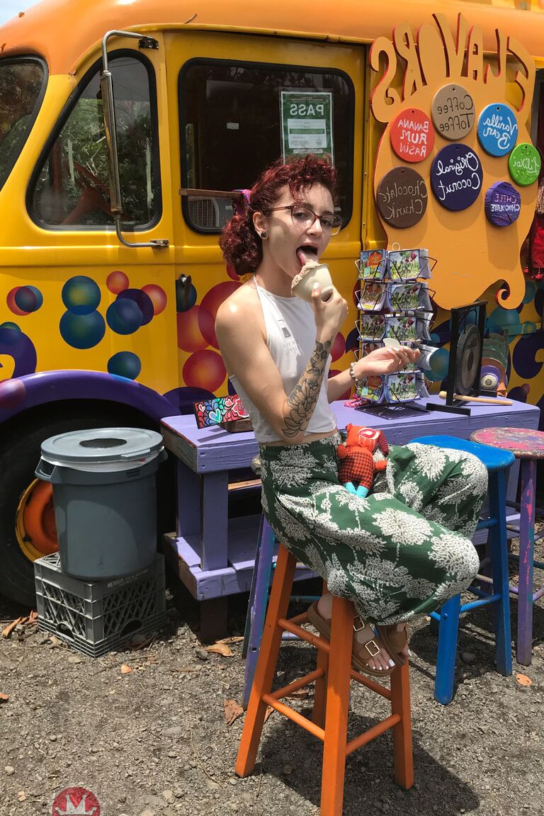 21P La joven pelirroja con gafas Lola Fae presenta su pequeño cuerpo al aire libre