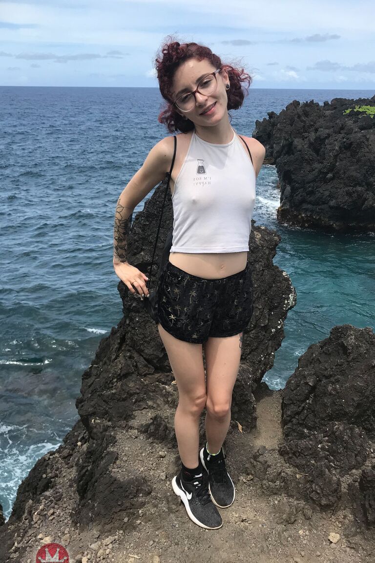 21P La joven pelirroja con gafas Lola Fae presenta su pequeño cuerpo al aire libre