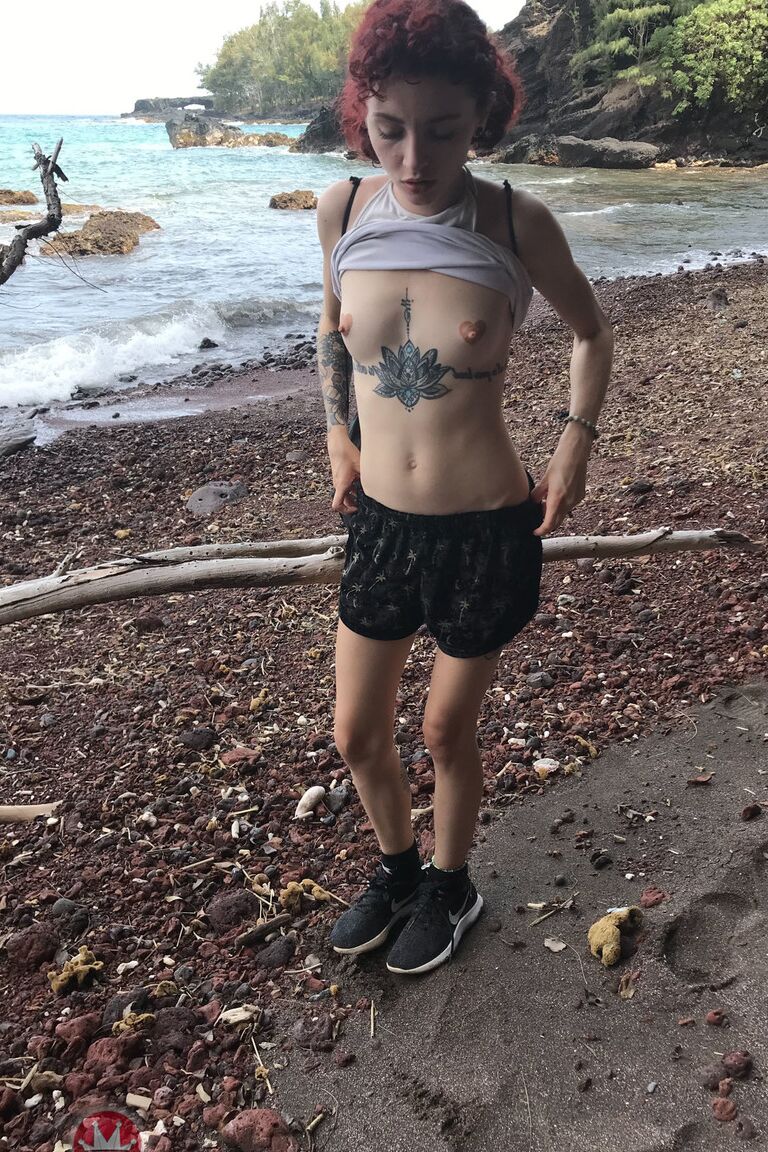 21P La joven pelirroja con gafas Lola Fae presenta su pequeño cuerpo al aire libre