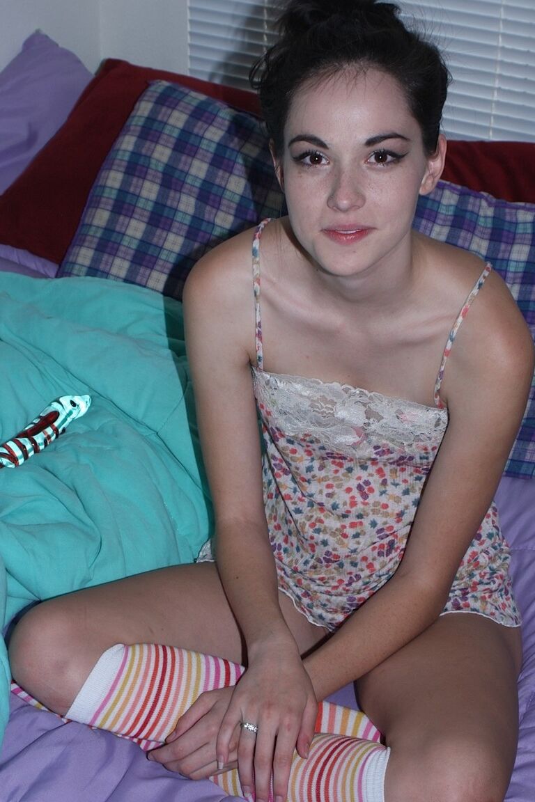 Die 15-jährige Studentin Emily Grey rammt sich in Kniestrümpfen einen Dildo in die Muschi