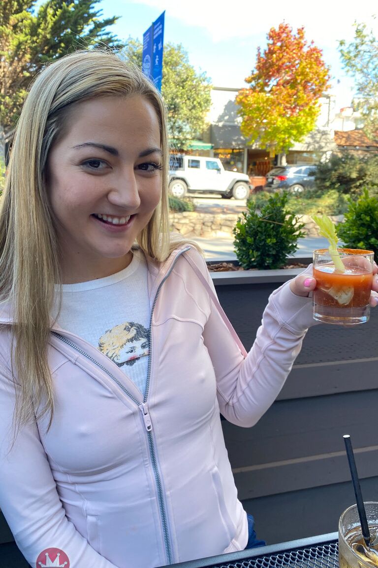 21P Die hübsche Amateurin Lily Adams zeigt ihre rasierte Muschi mit einem Tampon