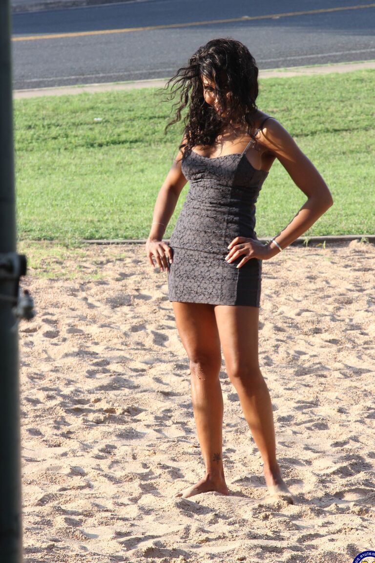 21P Boneca Ebony com vestido justo Lilly Dee posando sem calcinha na areia