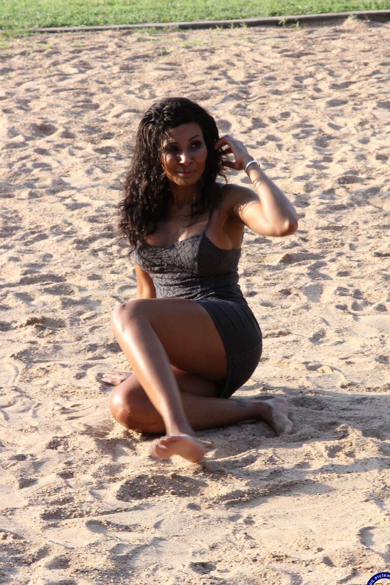 21P Boneca Ebony com vestido justo Lilly Dee posando sem calcinha na areia
