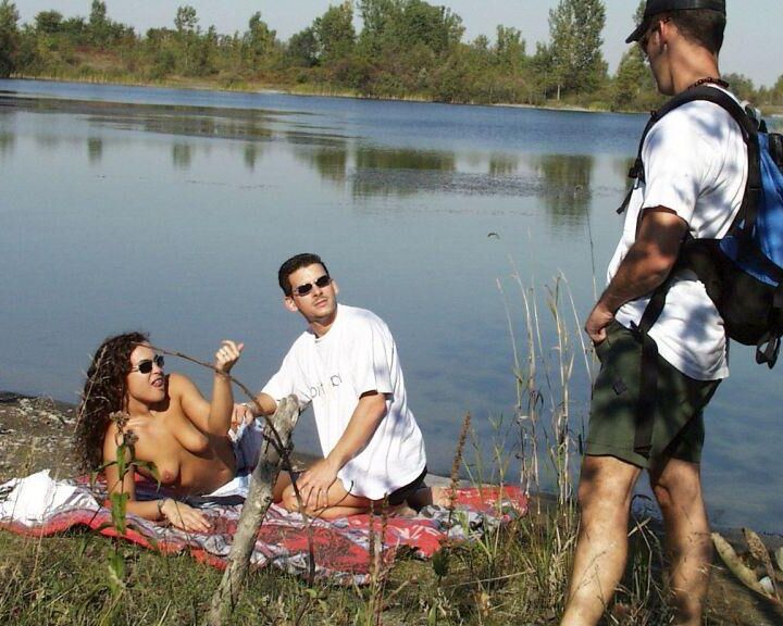 15P Swingendes Paar lädt einen Wanderer zum MMF-Sex neben einem Gewässer ein