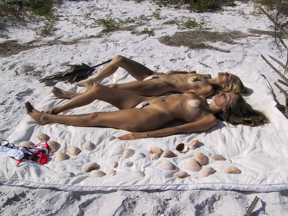 21P La nena amateur Lori Anderson y su delgada novia lamiendo el coño en la playa